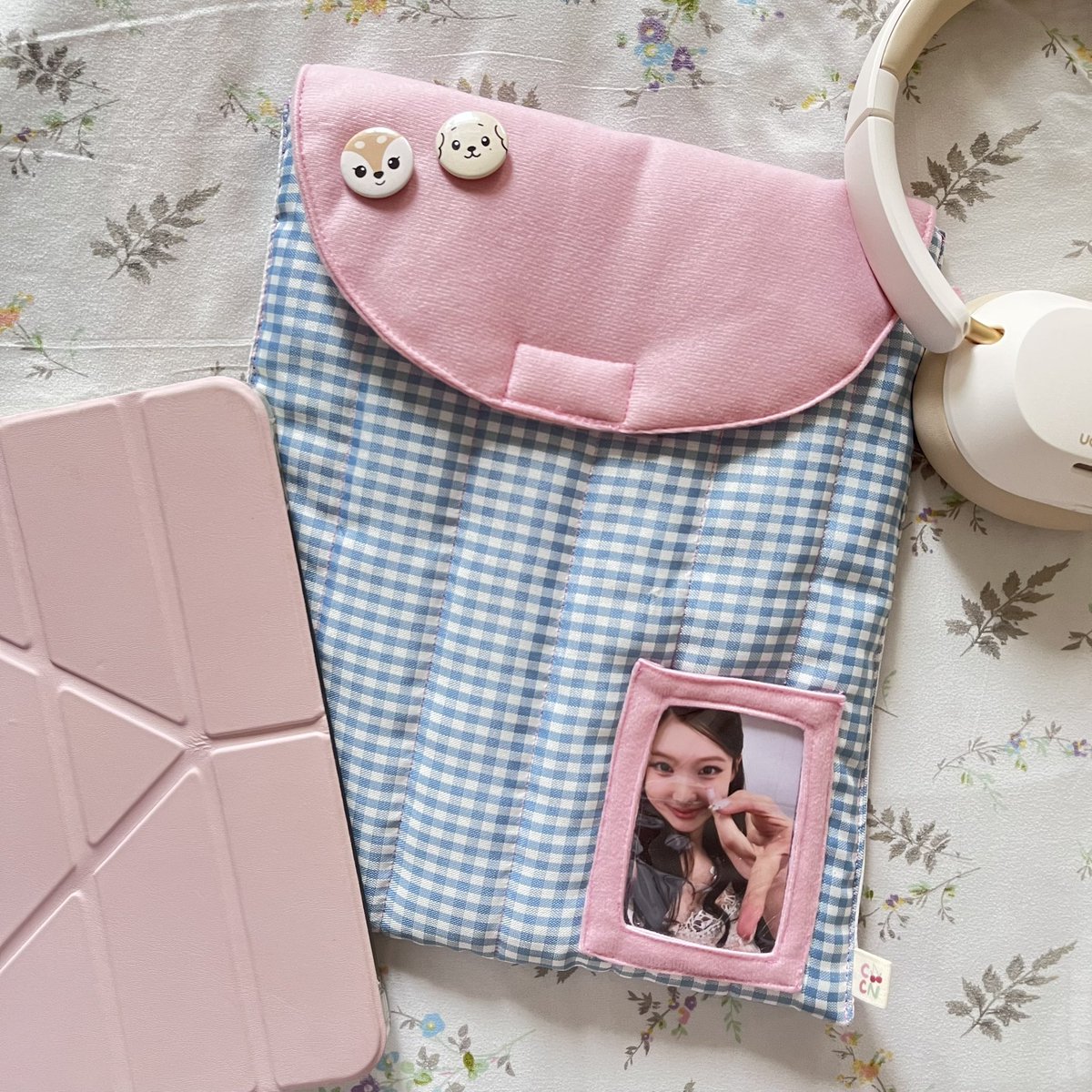 ayoonzino's tweet photo. { #aemails } ๐ #CherryPickedCrafts
finally got THE ipad sleeve from @ChubbyCherries_! as someone who always have her ipad around campus, this is vv helpful since its lightweight ๐คฉ ++ I can just put it in my bag without worrying since it's nicely padded (quality is superb โญ๏ธ)
might add some beads to the anik-anik corner later, but for now here's seoksoo and nayeon completing the cutesy look ><