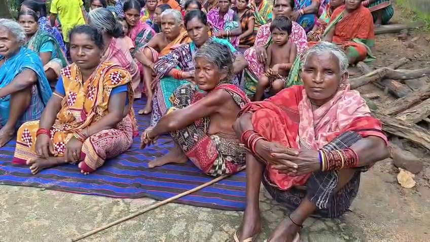 otvkhabar's tweet photo. #ବିସ୍ଥାପନକୁ_ନେଇ_ଉତ୍ତେଜନା_ଜାରି
-ବଲାଙ୍ଗିର: ତବଲବାଞ୍ଜି ଗାଁରେ ବିସ୍ଥାପନକୁ ନେଇ ଚାପା ଉତ୍ତେଜନା ଜାରି
-ଦ୍ୱିତୀୟ ଦିନରେ ବିସ୍ଥାପିତ ଓ ପ୍ରଶାସନ ମୁହାଁମୁହିଁ ପରିସ୍ଥିତି
-ଉଚ୍ଛେଦ କାର୍ଯ୍ୟ ପାଇଁ ପ୍ରଶାସନକୁ ଗାଁ ଭିରକୁ ଛାଡୁନାହାନ୍ତି ଲୋକ
#TablaBanjhi #BalangirDisplacement #OdishaLandRights #StopEviction #TablaBanjhiTension #OTV
