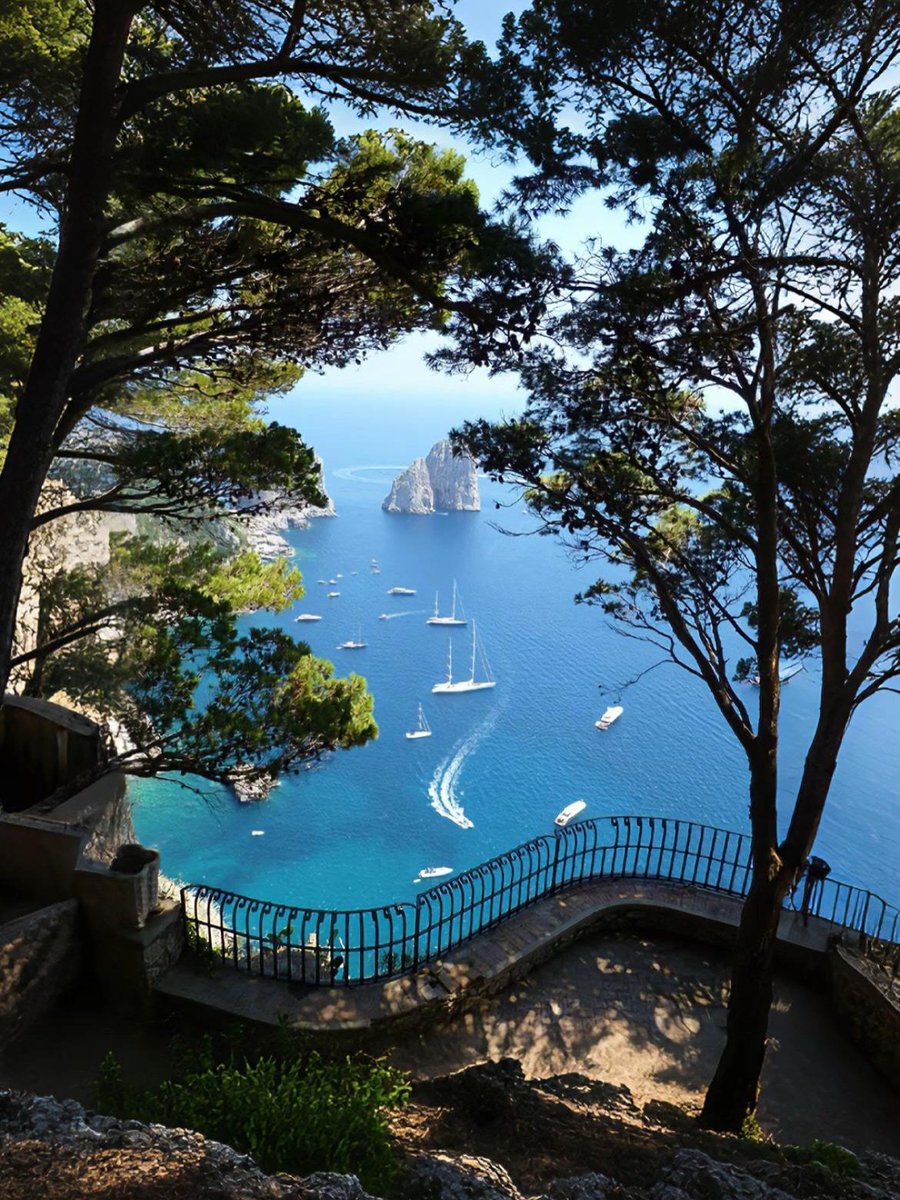 Dea_rBoss's tweet photo. Capri, Italy. Where summer feels timeless. https://t.co/3uZ016TX32