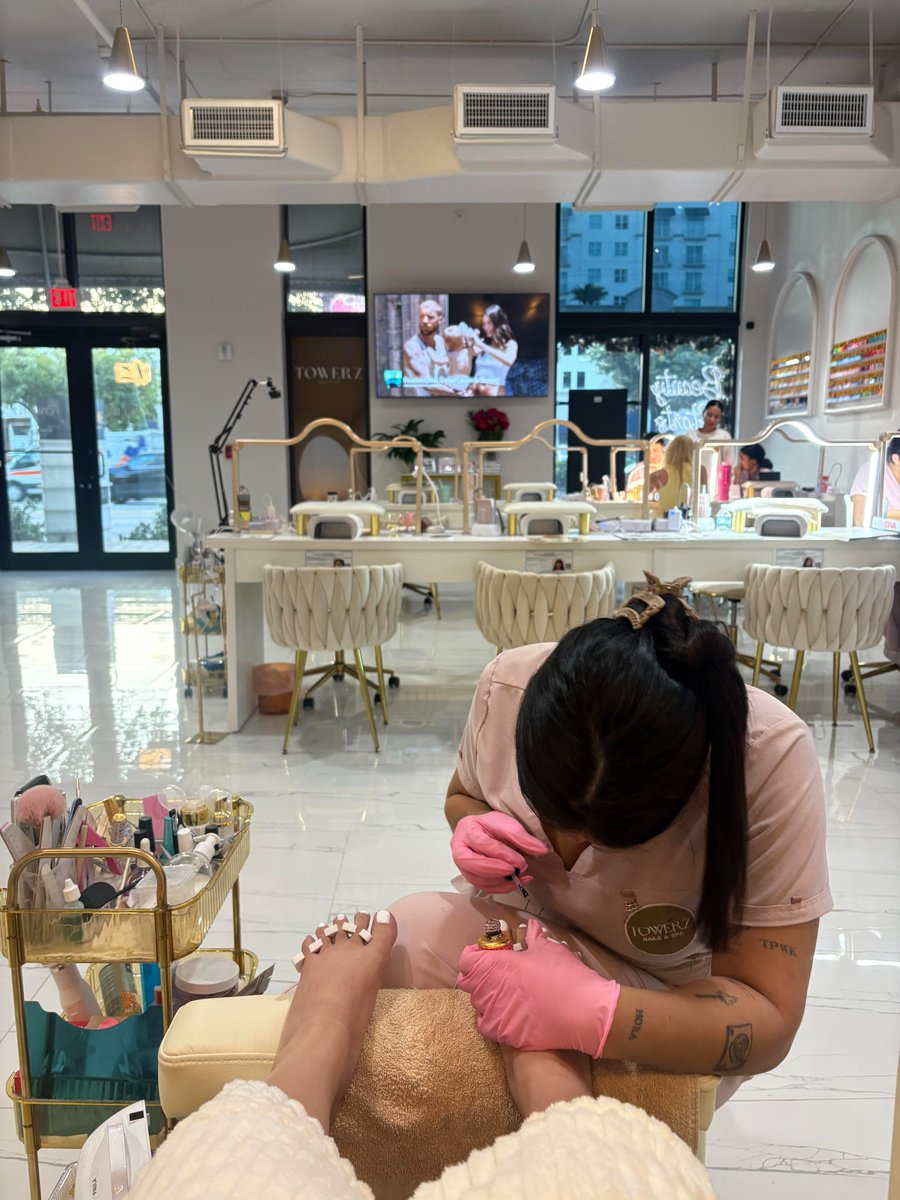 emmalivesdy's tweet photo. In the Miami sunshine, I treated myself to a little nail time. Life is not only about working hard, but also about enjoying the moments that make you happy. https://t.co/R9uanBZ5Rk