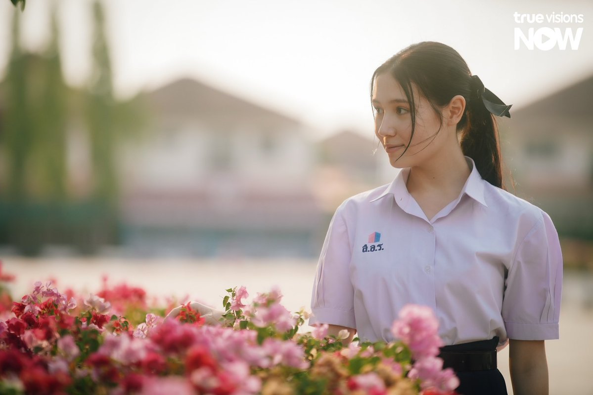 SonixBoom2013's tweet photo. เรื่องย่อ #รักษ์ EP. 1-2
​ดารัณ สาวสู้ชีวิตที่ทำงานหนักเพื่อดูแลครอบครัวกำลังเผชิญมรสุมหนักจนสภาพแทบจะเหมือนซอมบี้ ทั้งตกงานกะทันหัน หนำซ้ำยังต้องตามไปเคลียร์ปัญหาเรื่องน้องสาวที่สถานีโทรทัศน์ยักษ์ใหญ่ ถึงปัญหาจะกำลังรุมเร้า แต่ดารัณก็ยังได้พบกับ “รณภพ” ดาราชื่อดังที่เธอช่วยเขาไว้โดยบังเอิญจนแซมประทับใจในตัวเธออย่างมาก และ “เล็ก” หนุ่ม รปภ. ของสถานีโทรทัศน์ที่มักพูดเป็นนัยว่าเขาและเธอเคยรู้จักกันมาก่อน ดารัณที่กำลังอับจนหนทางไม่รู้เลยว่า ปัญหาเหล่านั้นกำลังพาชีวิตของเธอให้หมุนกลับมาเจอกับ “รังสิมันตุ์” ท่านประธานสุดเนี้ยบ "รักแรก" ในอดีตที่เธอพยายามหลีกหนีมาตลอดอย่างไม่ทันตั้งตัว 
.
.
“รักษ์” ทุกวันพฤหัสบดี เวลา 19.00 น.
ทาง #TrueVisionsNow 
เริ่ม 6 ส.ค. นี้
.
#รักษ์  #ToLoveandCherish