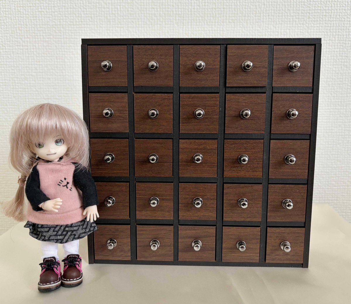 nyannkobatake's tweet photo. 第5回　人形茶屋
日時：2026年8月30日(日)11:00～15:30
場所：和かふぇ冨士屋
　　　(名古屋市中区栄3-10-8 冨士屋本店3階)

奇妙堂さんと一緒に参加させて頂きます！
薬箪笥持っていきます☺️ https://t.co/fr0OOHlxtz