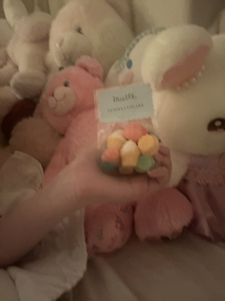 prncesspetal's tweet photo. mini cupcake gummies r so adorable! https://t.co/UyZlmarB6o
