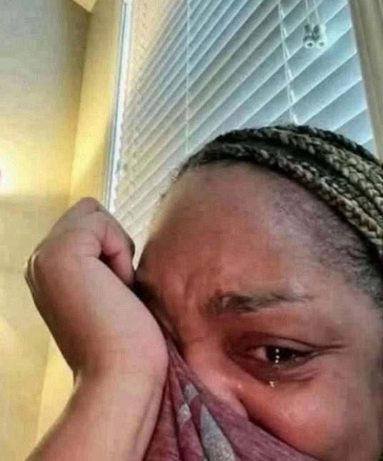 Sinzi26's tweet photo. Mbebeshye ngo nigenze itsinzira Urusaku Rwaba Rayon Ngo Wagikonawe Wagikonawe 🎶 🎵 Nanubu Ruracyarya Mu Matwi😥 https://t.co/7DRE5EJcga