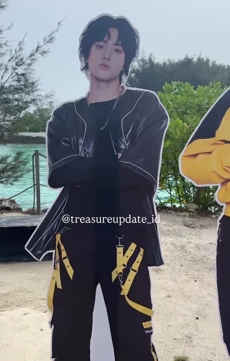 watanabewyou's tweet photo. even his standee sooo handsome😂🤏🏻🤏🏻 https://t.co/enzm1pExq6