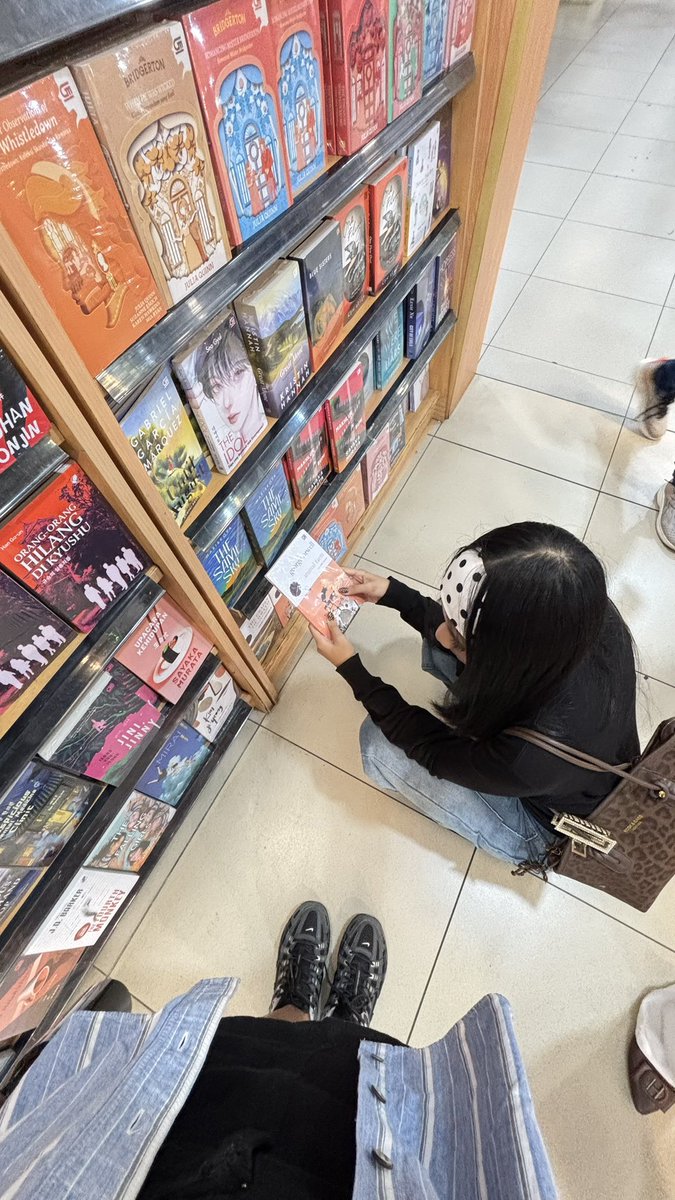 rrhere1st's tweet photo. buku sblmnya blm beres dibaca tp dh pgn beli buku baru😔 https://t.co/rfYeRWBe61