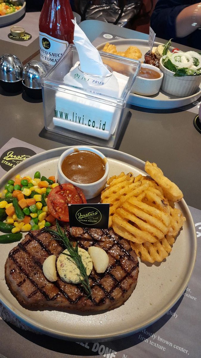 Randommikir's tweet photo. Drama sus terkonyol kalian apa? 
Me first : makan di resto, makanan ga diabisin.
Me : sus makannnya bungkus ajah kalo ga abis 
Sus : gausah ci, saya ga suka. 

Pdahal 1 platenya 150k++ ………

cc vivian.halim https://t.co/tSa1Mlj7TN