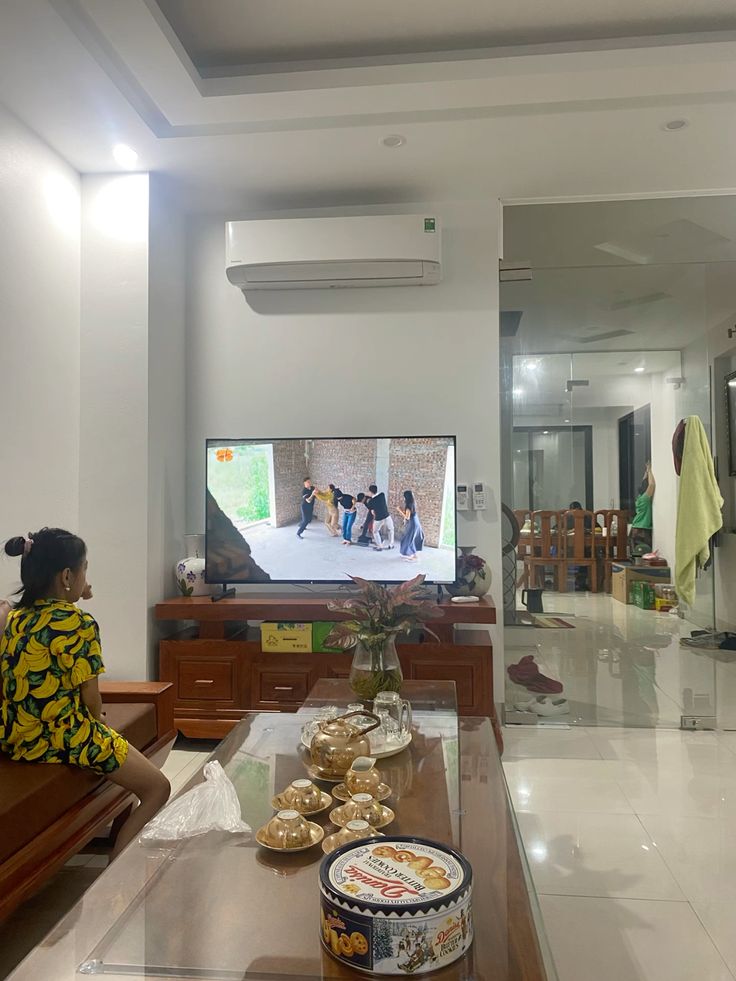 Diaryanonim87's tweet photo. Tetangga ada yg meninggal yg kebetulan adalah temen sekolah emakku. Emakku ngelayat. Pulang ngelayat dia langsung masuk rumah. Ga berapa lama ada dua orang bapak2 tua (oh iya btw emakku umur 62 ya), mereka naik sepeda motor didepan rumah sambil cekikikan.
"Ini loh rumahnya Ummi" kata bapak yg depan. "Coba panggil kalo berani" kata bapak yg dibelakang. "Ummiiiii..." Kata si Bapak yg didepan disambut ketawaan bapak yg dibelakang.
Btw Ummi itu nama emakku. Dan waktu itu aku ada di teras rumah

Ternyata dua orang bapak2 tadi adalah temen emakku waktu sekolah juga. Jadi mereka juga lagi pulang ngelayat ceritanya.

Yg bikin aku ngakak kelakuan udah kaya bocah abege lagi caper sama crushnya. Aku jadi mikir apa entar kelakuan kita kalo tua juga begitu ya? Dan ternyata emang bener ingatan manusia itu stuck dimasa remajanya. 🤣

cc the_w_brother