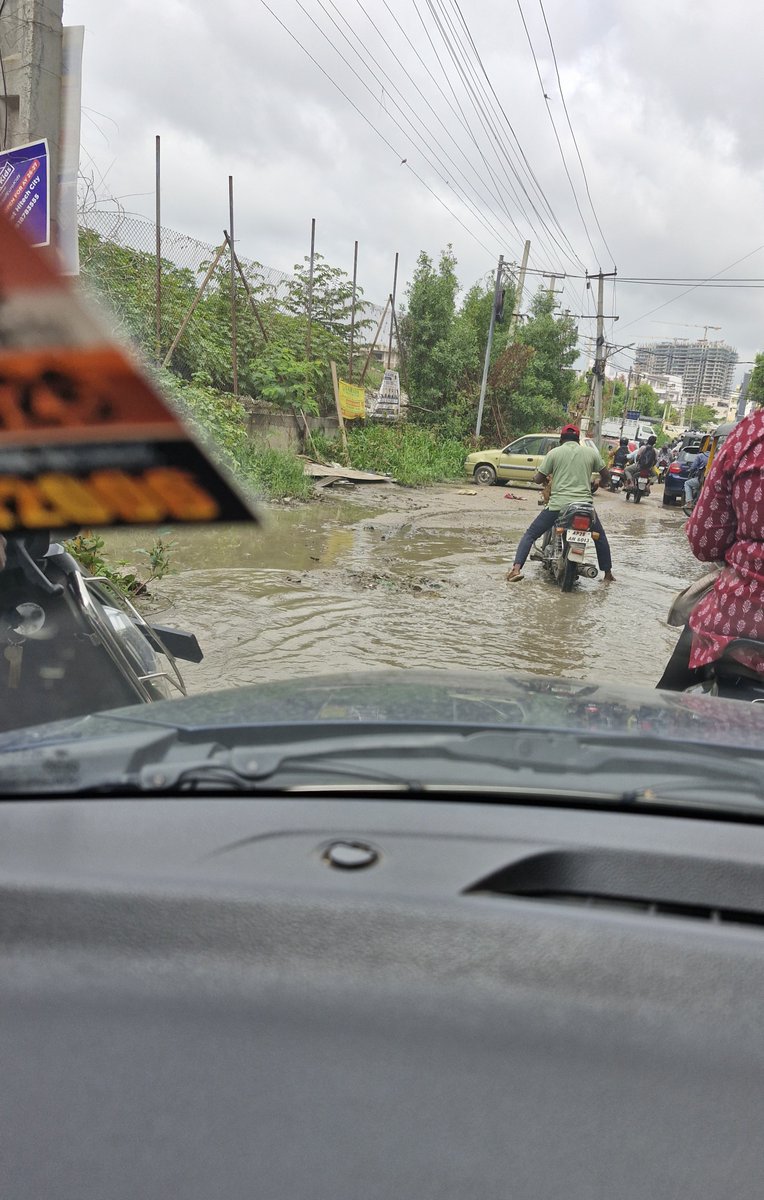 Praful_0666's tweet photo. @CMC_Offcl @MC_Cyberabad @cyberabadpolice @CYBTRAFFIC 

Every day, 15 minutes are wasted!

 I request the traffic police to make it one-way and the CMC to remove water and add concrete so that the flow will be easy.

 Location: Kohinoor Towers towards Sravya Apartment. 🚦🚧 https://t.co/1PICFygR20