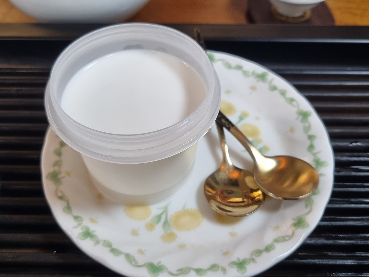 Parfum_Nomad's tweet photo. 오늘의 다식
문산포종푸딩: 처음엔 차향을 잘 못 느꼈는데 부드럽고 싱싱하게 올라와서 좋다
리치장미잼: 달콤쌉싸래, 사실 리치보단 장미향이 더 도드라지는 느낌 장미랑 리치는 비슷한 향이 나기 때문이겠죠 https://t.co/D9U39pPoSn