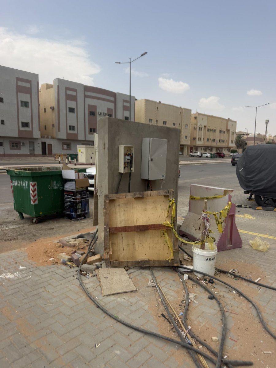 al_wathlan's tweet photo. @SaudiEnergyCare @Amanatalriyadh 
السلام عليكم ارجو النظر بشكل عاجل لهذا الامر الخطير كيابل على الارض ممدوده بدون حمايه وهو مكان للماره https://t.co/HB7575CJzU
