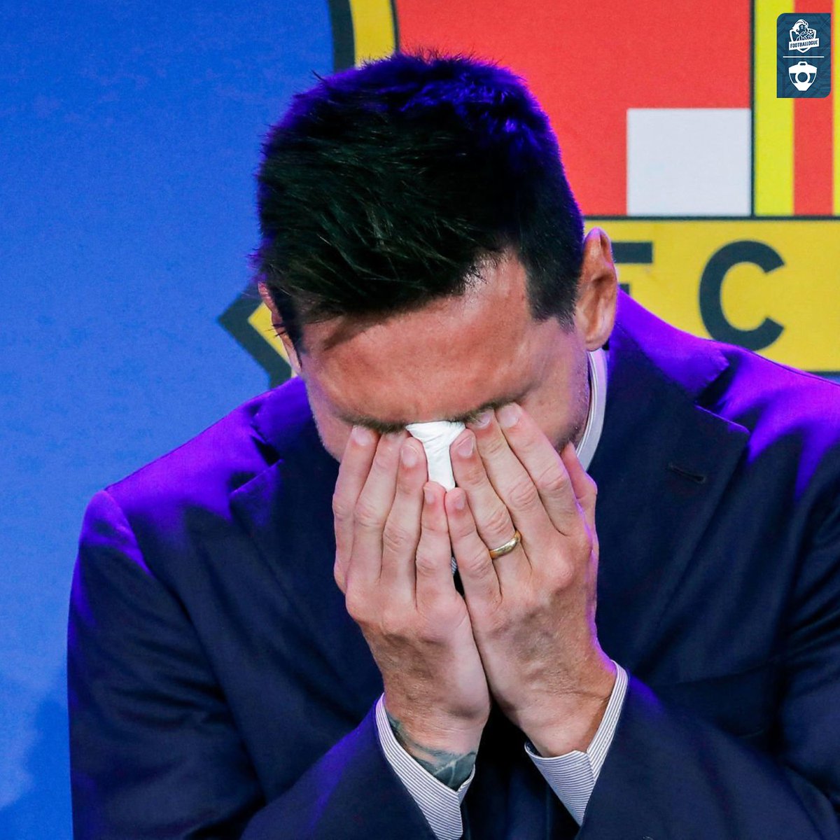 Footballogue's tweet photo. 𝗜𝗹 𝘆 𝗮 𝟱 𝗮𝗻𝘀, 𝗟𝗶𝗼𝗻𝗲𝗹 𝗠𝗲𝘀𝘀𝗶 𝗤𝗨𝗜𝗧𝗧𝗔𝗜𝗧 𝗟𝗘 𝗙𝗖 𝗕𝗔𝗥𝗖𝗘𝗟𝗢𝗡𝗘 ! 👋🔴🔵

Victime de la crise financière du club, le Barça se 𝘀𝗲́𝗽𝗮𝗿𝗮𝗶𝘁 𝗱𝗲 𝘀𝗼𝗻 𝗽𝗹𝘂𝘀 𝗴𝗿𝗮𝗻𝗱 𝗷𝗼𝘂𝗲𝘂𝗿 𝗮𝗽𝗿𝗲̀𝘀 𝟮𝟭 𝗮𝗻𝘀 !

Le bilan de l'Argentin depuis :

🏆 𝗖𝗼𝘂𝗽𝗲 𝗱𝘂 𝗠𝗼𝗻𝗱𝗲 2022 et finale Coupe du Monde 2026
🌕 x1 𝗕𝗮𝗹𝗹𝗼𝗻 𝗱'𝗢𝗿
🇫🇷 PSG : 𝘅𝟮 𝗟𝗶𝗴𝘂𝗲 𝟭, x1 Trophée des Champions
🇺🇸 Très belles stats en 3 saison avec l'Inter Miami : 𝟭𝟬𝟱 𝗺𝗮𝘁𝗰𝗵𝘀, 𝟵𝟬 ⚽ 𝗲𝘁 𝟱𝟭 🎯

Et son fameux mouchoir apparemment vendu aux enchères par un anonyme pour plus d'1M de dollars... 😭

On se demandera toujours ce qui se serait passé s'il était resté en Catalogne...