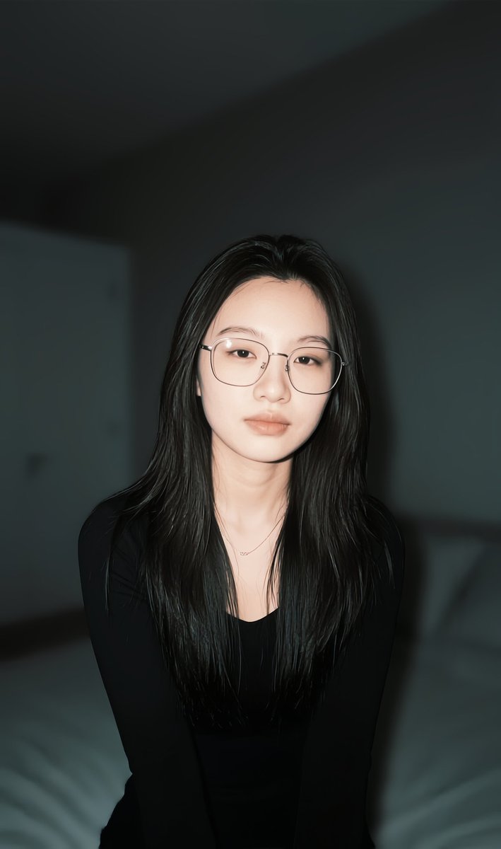 PanPan980723's tweet photo. 别人戴眼镜是书卷气，到我这就成了反差感？管他什么风格，我自己爱惨了！#眼镜女孩 https://t.co/hCVsS0N6mS
