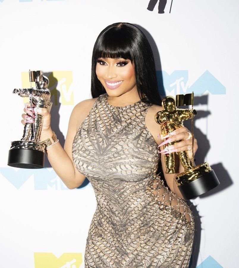Pretie_brown's tweet photo. Nicki Minaj holding her Michael Jackson Video Vanguard award💕 https://t.co/FtsAvsgdkZ