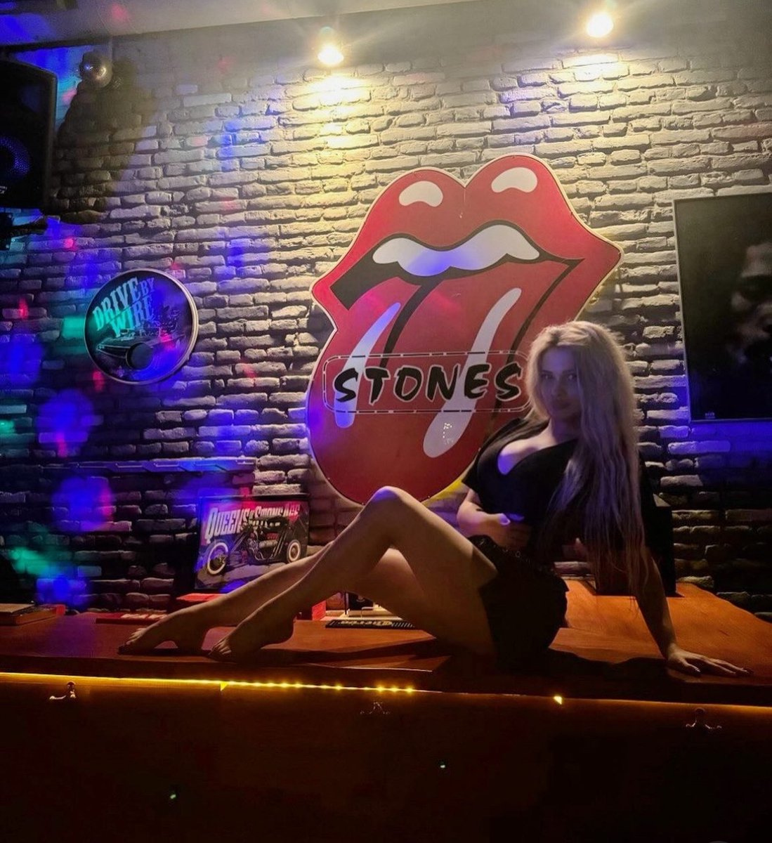JelenaSpade's tweet photo. Happy Wednesday, rockers! 🤘🏻🎶 Honestly, I'm way comfier here than at the beach. 🤘🏻💜🖤 How are y'all relaxing and beating the heat? 😏 https://t.co/iVEBZNuJnW