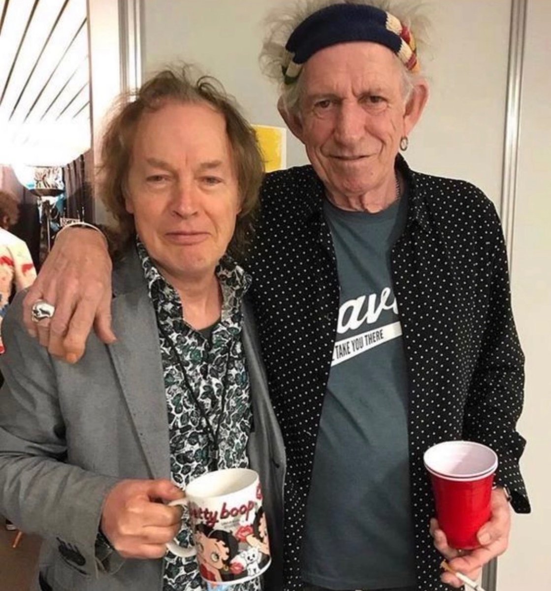 historyrock_'s tweet photo. Angus Young from AC/DC and Keith Richards from The Rolling Stones.

Two of rock's greatest monsters, and they're still going! 🤘🏻🎸 https://t.co/agJaxcKYPC