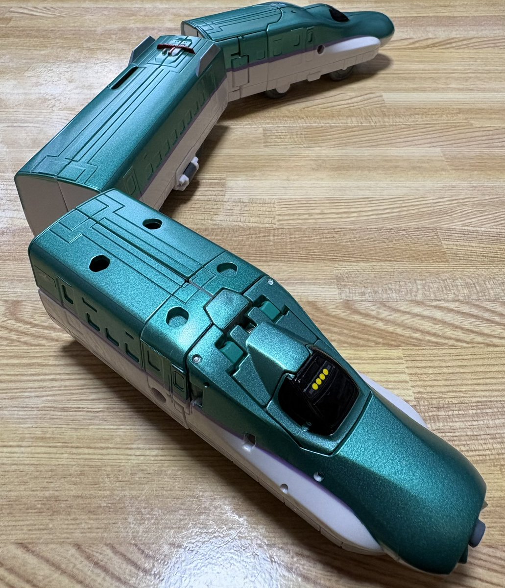 ankomonnu's tweet photo. 玩具弄ってる動画見てたら何か弄りたくなって、何かあったかなーって探してたら、結構前に頂いたプラレールのシンカリオンH5はやぶさ（ミクさんのやつ）があった。
下半身の可動が犠牲になってる分、変形とプロポーションはかなり良いんだなと再認識。
あと古いのに6月に再販されててビックリした。 https://t.co/9nDOpTNptc