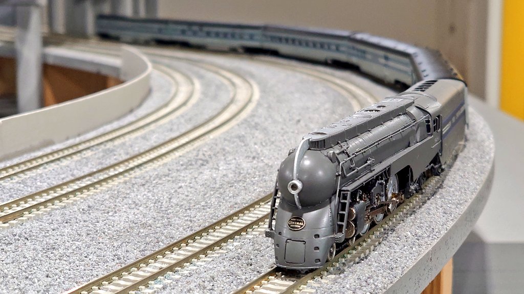 JesSteav's tweet photo. New York Central 20th Century Limited　＋Hudson J3a試運転。急な登り坂だと空転しまくりで編成減だけど平地なら本領発揮。J3aかっこいいな🥰 https://t.co/wvmxrlsT0R