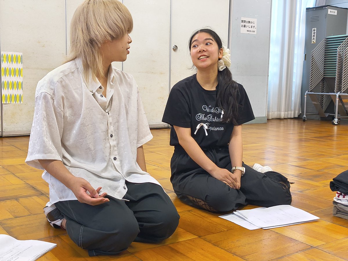 LINXS1967's tweet photo. #珠石座R
#ツカグチ演劇祭

#珠石座『Ｒ』稽古場潜入！3
二人芝居
作:#珠石蛍
出演:#哉聖(#muko²)、#心彩

【稽古場:潜入】
暫く稽古場を離れていたので
新しいシーンが追加されていた。
母親と息子の何気ない会話だけを繰り返す。繰り返す。繰り返す。繰り返す。

珠石くんがそのシーンに付いて更に演出的に踏み込む。
『親って会話の中に、ふって痛い内容を普通に入れてくる。そんな雰囲気を入れてくれないか』
それを聞いていて胸が痛くなる59歳。
自分が振り返りザワつく事也を
シーンに組み込もうとするのか22歳。
凄いな。

『Ｒ』
新しく生まれた22歳世代の宴。
平日1回限りの打ち上げ花火。
なんて儚く切ない時間。
そんな時間を是非、足を伸ばして欲しい。
そんな透明感を貴男に貴女に貴方に。

🧠ツカグチ演劇祭 珠石座公演「R」
📍#ピッコロシアター 中ホール
🗓8月12日（水）18:00開演
🎫前売・当日 2000円

『チケットご予約』
https://t.co/499eyDPzmr