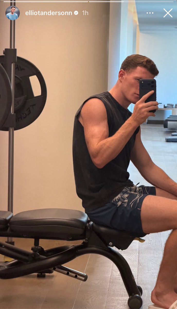 selfcontrI's tweet photo. Fairs our new star midfielder is thirst trapping https://t.co/TcmNQ2L0Dm