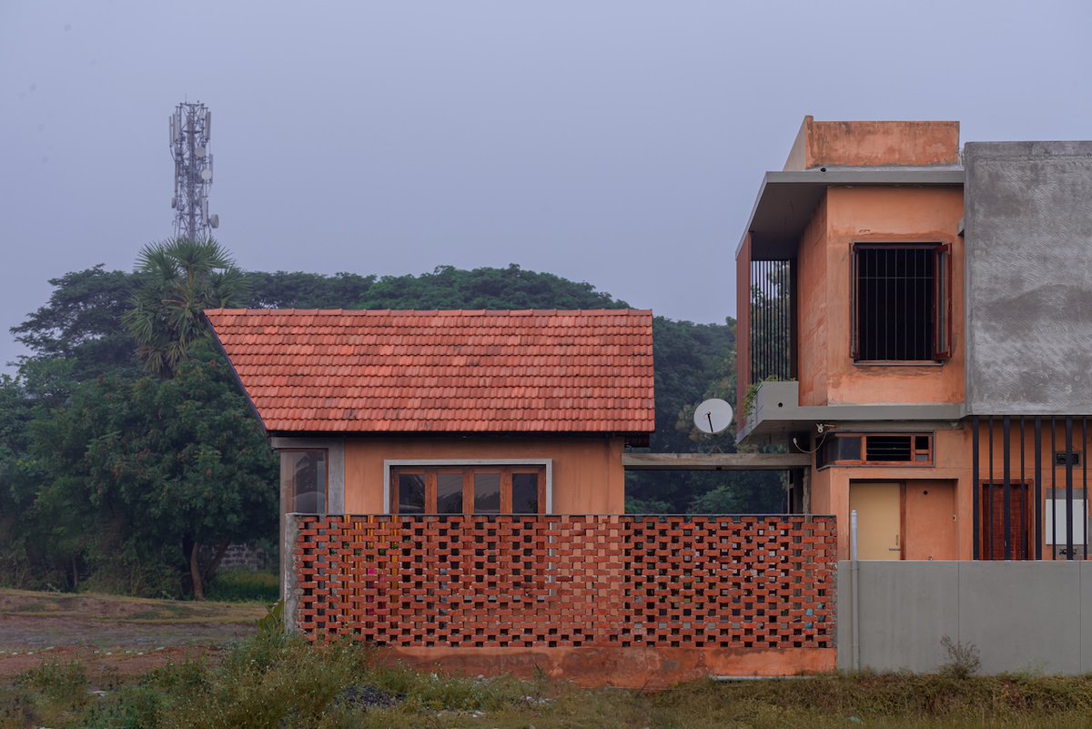 Architizer's tweet photo. #ProjectOfTheDay: SITH Villa by Aagaram Architects
Traditional building techniques shape this home, where rammed earth walls, brick jali screens, and domes provide natural cooling.
📍 Vellore, India
Details: https://t.co/7X2aOZX3qD https://t.co/xzmKrX5E6i