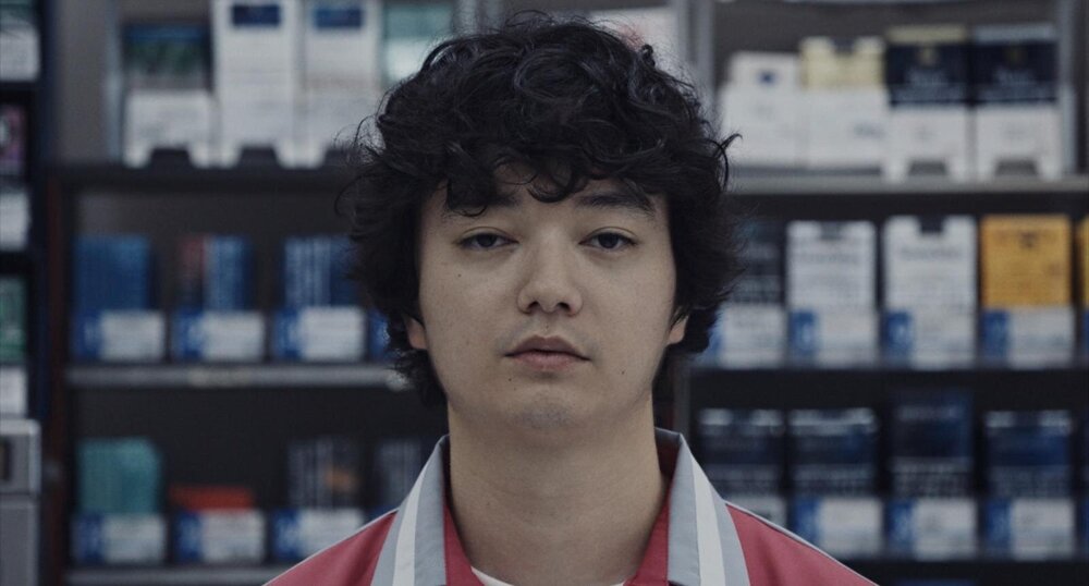 fashionpressnet's tweet photo. 染谷将太にインタビュー、“変化し続ける俳優”が演じた「何も変わらない主人公」

コンビニホラー『チルド』でたどり着いた、“無の先”とは？ - https://t.co/9rwXVPreYF https://t.co/3OPeZ2DpcD