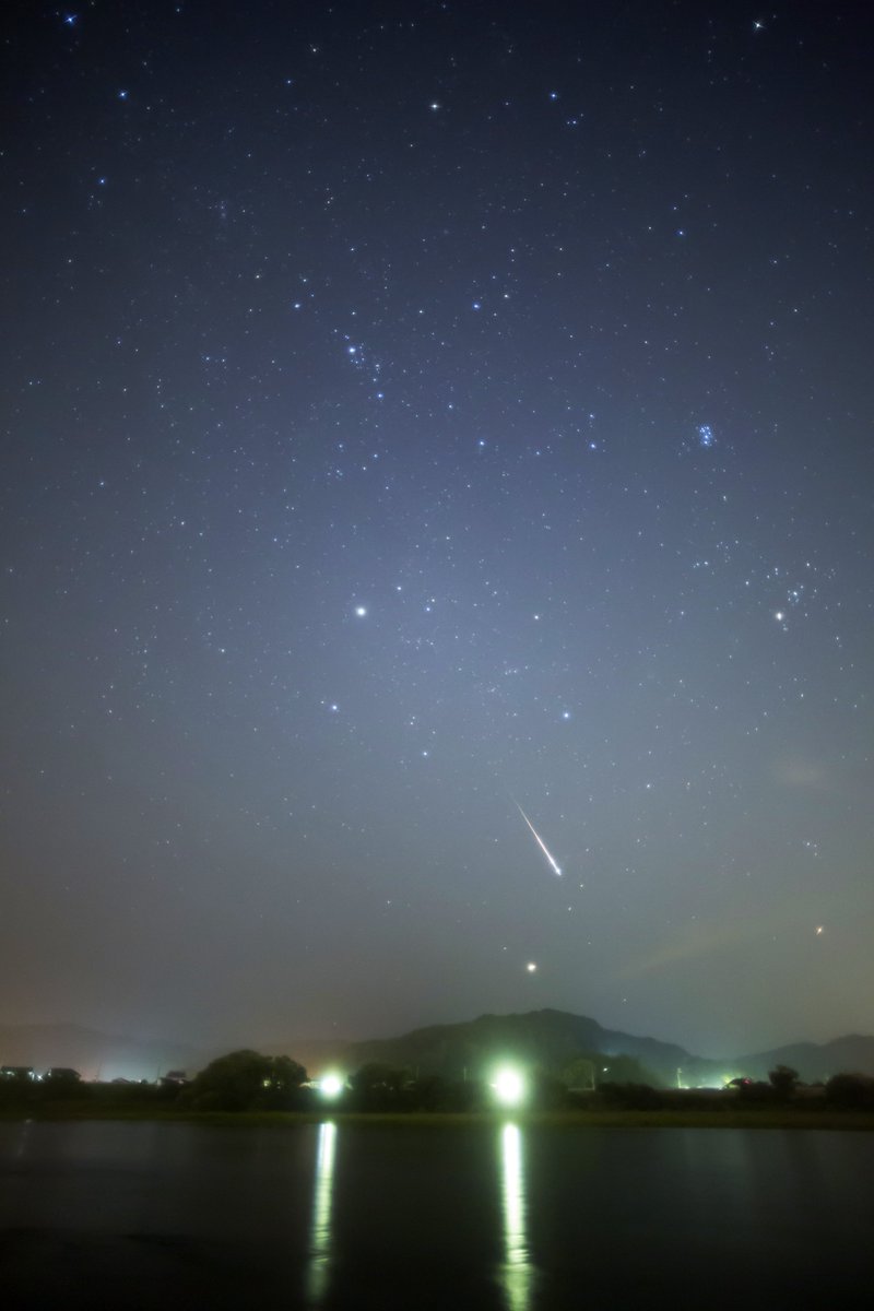 ama0202's tweet photo. ⭐️ペルセウス座流星群情報⭐️

・極大（ピーク）予想時刻＝8月13日11時ごろ 

・月明かり＝◎　8月13日が新月なので月明かりの影響を全く受けない絶好条件！

・予想出現数＝1時間あたり30個前後？ 

・お勧め観測時間↓

①8月12日22時ごろ～13日夜明けまで
☆☆☆

②8月13日22時ごろ～14日夜明けまで
☆☆

③8月11日22時ごろ～12日夜明けまで
☆ 

・放射点＝���東　　ペルセウス座周辺 

・観測条件＝◎　　

→極大予想時刻だけは13日の11時ごろ(お昼)なので完璧とは言えませんが、今年のペルセウス座流星群は月明かりもなくほぼ絶好の観測条件と言えます。 
極大日だけでなく前後日にもぜひご注目ください☆彡 

※お勧め観測時間がどれも22時ごろから～なのは、放射点のあるペルセウス座が地平線上に昇ってくるのがそれぐらいの時間からだからです。 

放射点は空高くにある方が出現数も増えるので、理屈上では22時ごろよりも深夜、深夜よりも明け方に近い時間帯の方が流れ星を見つけられる機会は多くなります。