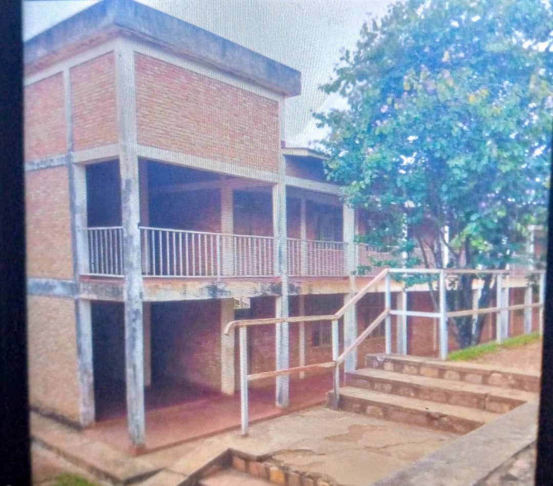 credej14burundi's tweet photo. À Gitega, 736 enfants et leurs enseignants paient le prix d’un conflit d’adultes 

À moins de 2 mois de la rentrée scolaire 2026-2027, l’angoisse gagne les familles. L’École Internationale de Gitega, EIG, fondée en 1983, a annoncé sa fermeture. Résultat : 736 élèves burundais et étrangers ne savent pas où ils iront l’année prochaine. Pour le CREDEJ, cette situation soulève une question simple : et l’intérêt supérieur de l’enfant, où est-il ? Des parents désemparés, des enfants sans repères. L’annonce est tombée en avril 2026. Depuis, plus rien.

L’EIG accueille majoritairement des enfants de la classe moyenne. Elle est aussi réputée pour son modèle de formation  qui combine le système Burundais et Belge. Pour beaucoup de parents, c’était une école de référence à Gitega. Aujourd’hui, les inscriptions pour les nouveaux sont bloquées. Les anciens ne savent pas s’ils vont passer en classe supérieure dans le même établissement. Un bras de fer administratif qui dure depuis des années. Selon le Ministère de l’Éducation, l’école fonctionnerait "sans cadre légal", occuperait des bâtiments publics et aurait ouvert des sections sans autorisation.
Le 3 juillet 2026, le directeur Léonidas Muyuku a rejeté ces accusations. Il dénonce une "volonté d’occuper illégalement la parcelle n°834/GIT.C.2". Le 16 juillet 2024 déjà, le Ministre de l’Éducation, François Havyarimana, parlait d’une "sanction pour régulation". Un recours a été déposé et serait à l’étude par une commission technique. La décision est toujours attendue. Pendant ce temps, une inspection a été déployée. Des enseignants témoignent sous anonymat : "On nous demande encore des papiers au Ministère de l’Intérieur. C’est une manière de retarder tous les préparatifs de la rentrée."

Un précédent qui inquiète 

En 2021, deux lycées privés réputés de Bujumbura, Saint Gabriel et Lycée de l’Amitié, ont été fermés pour les mêmes raisons foncières. Bilan : des élèves orientés vers des écoles surchargées, des enseignants qualifiés au chômage. L’histoire risque de se répéter. Pour les enseignants de l’EIG, la peur est double. Habitués à des rémunérations décentes grâce aux contributions des parents, ils se demandent s’ils devront retourner dans la fonction publique avec des salaires plus bas, ou quitter la carrière.
Le CREDEJ rappelle que l’éducation est un droit garanti par la Constitution du Burundi et la Convention relative aux droits de l’enfant. Fermer une école est une décision grave. Mais elle ne peut pas se faire sans garantir la continuité pour les enfants. Le centre demande donc la suspension de toute fermeture tant qu’un plan clair de réorientation des 736 élèves n’est pas présenté, la mise en place d’une commission incluant parents, société civile et ministère pour trouver une solution avant la rentrée. Les familles ont droit à une réponse claire, et vite, et l’école ne doit pas devenir un enjeu de parcelle. L’école, c’est d’abord l’avenir des enfants. @UNICEF_Burundi  @GeneralNeva @NtareHouse @MENRS4 @MemoryBandera @NkunzimanaJe @bikjo @LigueIteka @FOCODE_ @Acatbdi  @iwacuinfo @RTVRenaissance @radio_rpa @RadioInzamba @radiopeacefm