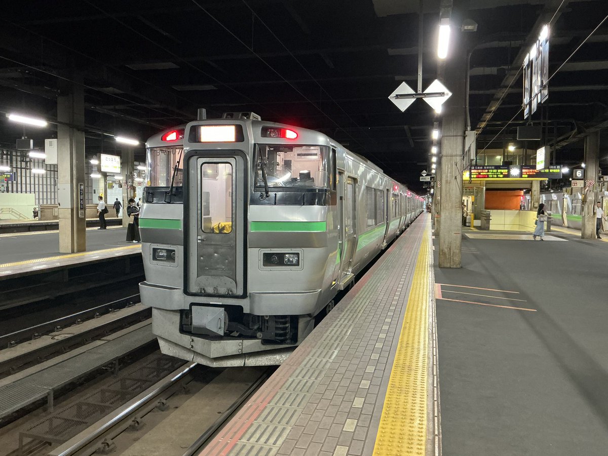 ase90mk's tweet photo. 千歳線
3964M 快速エアポート164号
733系 札サウB-3107+3207編成
サハ733-3207
札幌→新千歳空港 https://t.co/FjC1wl5IJY