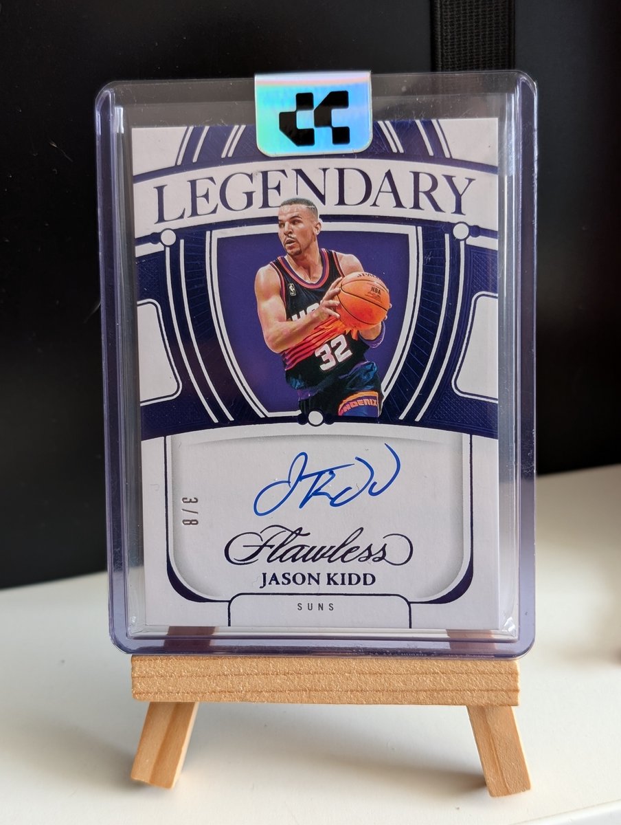 RunSuns00005's tweet photo. Je vous avez parlé d'une 2ème pépite qui allait bientôt arriver 👀
La voici : Jason Kidd 3/8 Flawless auto on card ❤️🏀
Merci à la personne qui me l'a vendu et qui m'a fait un bon prix 🤩👍
La plus belle carte de ma collection, sacré semaine pour moi 🏜️
@Gylbret @LeCartonFR @Fededelacarte @ABallNeverLies @RealJasonKidd
