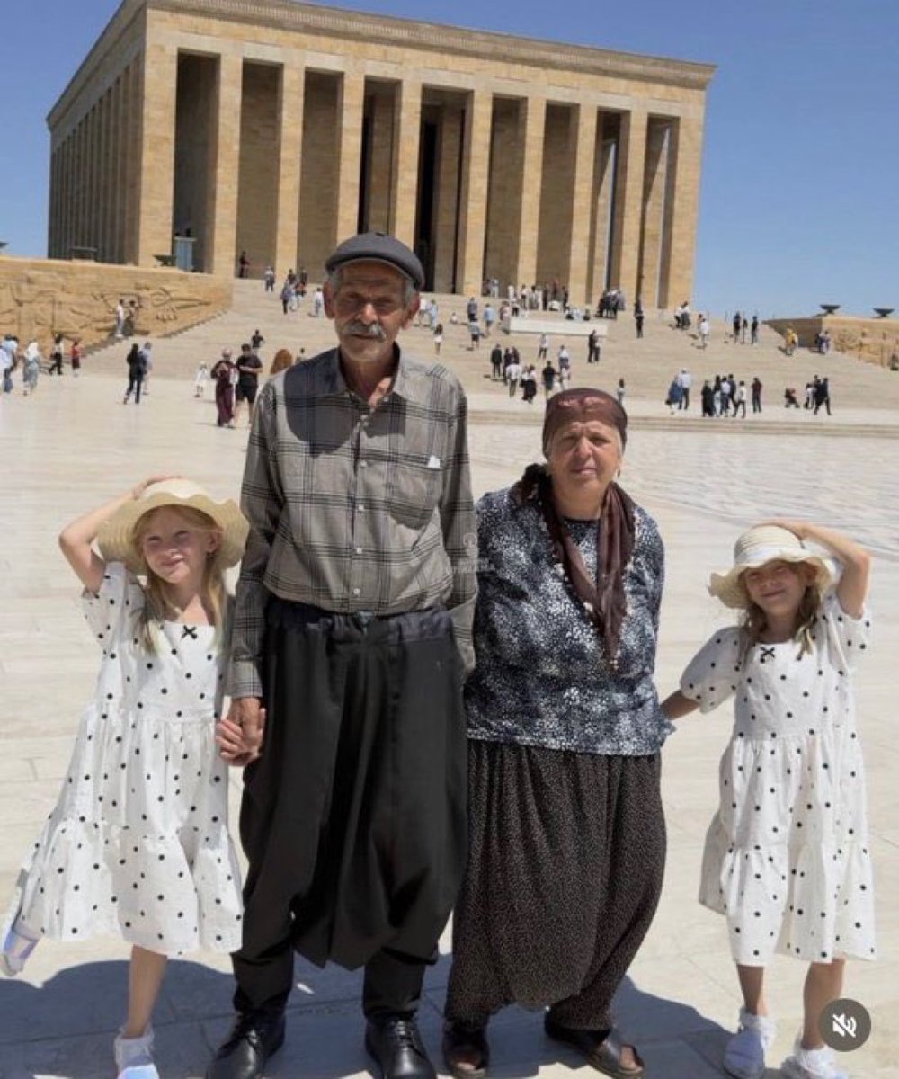 Nuribey45's tweet photo. Tüm varlıklarını çocuk sahibi olmak için harcamışlar. Yine gelen tüm varlıklarını çocuklarının eğitimi için harcıyorlar. Komşuları tarafından çok ciddi dolandırılmışlar. Umarım bu güzel aileye birileri destek çıkar. https://t.co/EUaxRRzmCn
