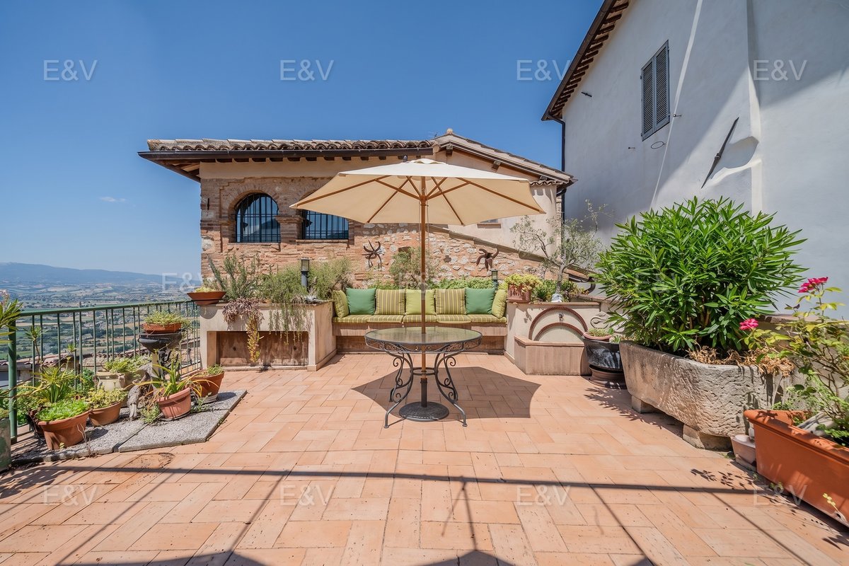 italianhouses's tweet photo. 🏡🌿Elegant village home with panoramic terrace in the heart of Trevi!
🌄30sqm panoramic terrace & 3 en-suite bedrooms
🏛️Private entrance & village charm
💶€190,000
❓Terrace evenings or medieval village life?
https://t.co/q1NLZtajKz
#PropertyItaly #Umbria #Perugia #Trevi https://t.co/ocys0KUBuZ