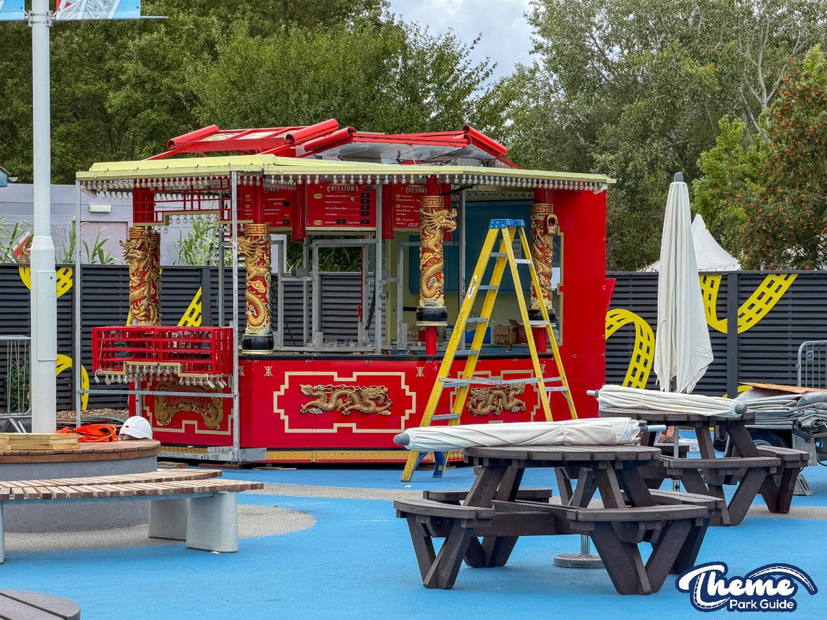 ThemeParkGuide's tweet photo. Thorpe Lates is being setup on Launch Pad, with more food trucks setting up and the area closed off.
#ThorpePark #ThorpeLates https://t.co/C4gp5Z1s8l