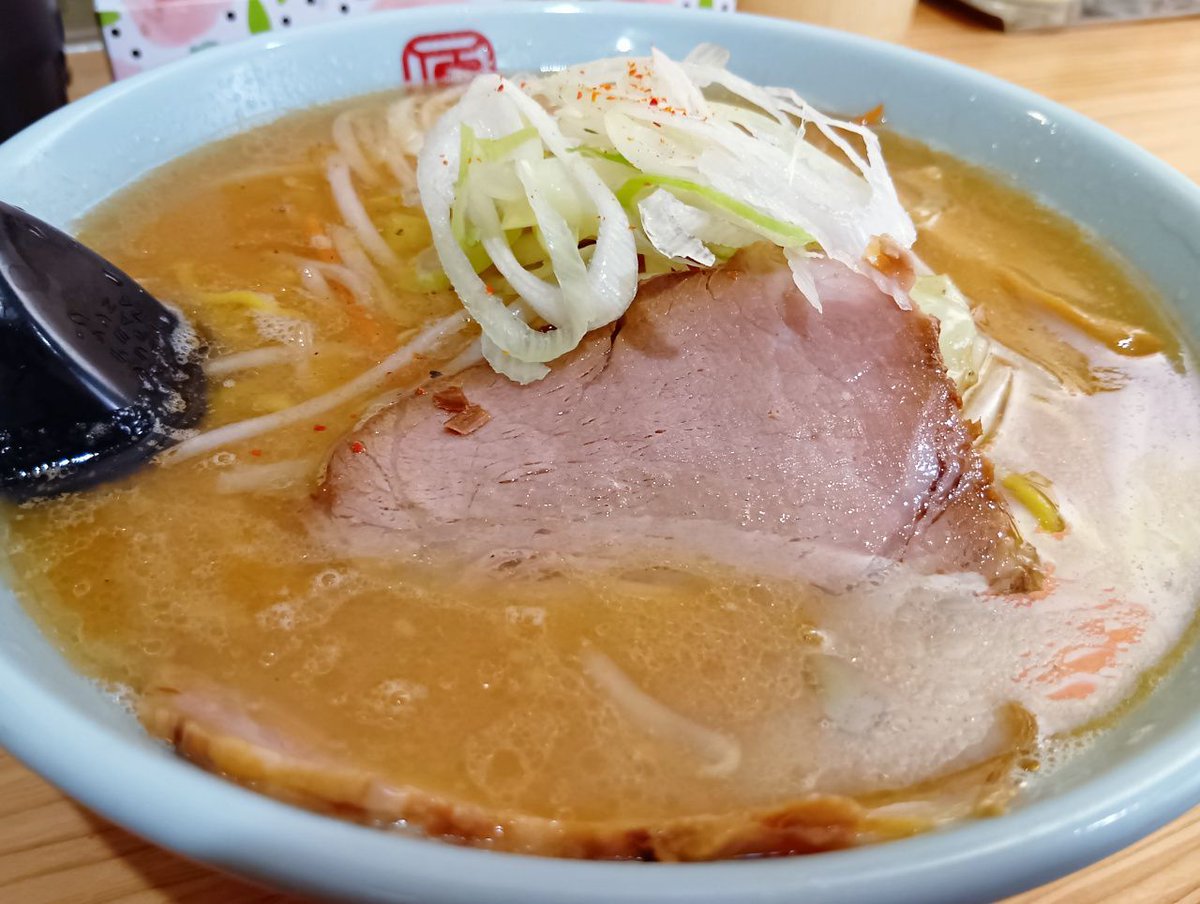 MeshiNaviSystem's tweet photo. 札幌の「#原ゝその２」へ。海外の観光客が多く訪れ、常に混雑しているお店です。元祖札幌味噌ラーメンを注文。甘みの強い味噌スープに加水率低めの中細縮れ麺。印象に残る味ではあると思います。元気な接客で居心地の良い一軒。朝から営業しているのも嬉しい。 https://t.co/IZmLsi6L2o
