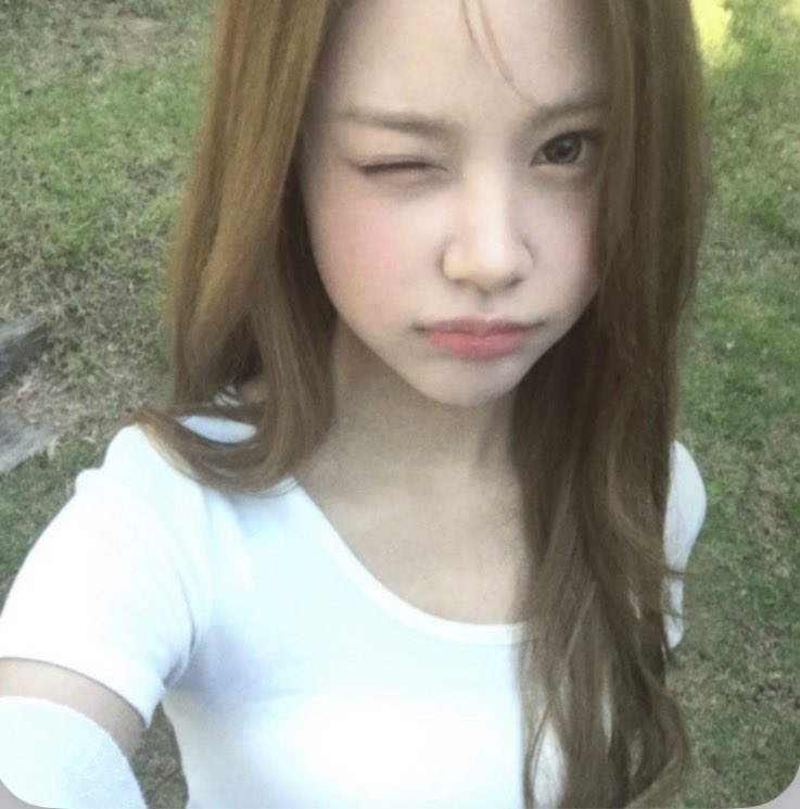 Lementangg's tweet photo. #carmen change weverse profile picture 

ini cantik banget warna rambutnya!!😭 
kayak dark blonde gitu ya ini? https://t.co/Gnw54dXr26
