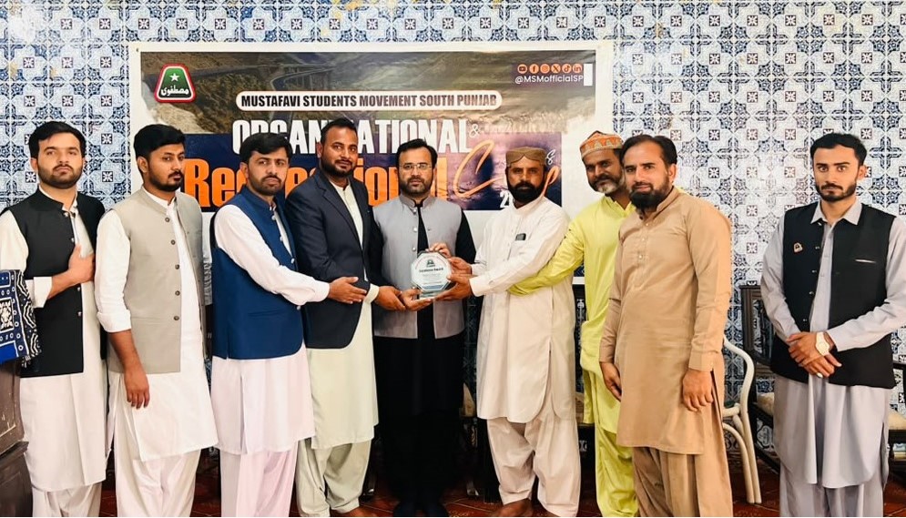MSMPakistan_'s tweet photo. مصطفوی سٹوڈنٹس موومنٹ جنوبی پنجاب کے زیرِ اہتمام تربیتی و تفریحی کیمپ 2026 کے دوسرے روز فورٹ منرو میں پروقار تقریبِ تقسیمِ اسناد
فورٹ منرو: مصطفوی سٹوڈنٹس موومنٹ (MSM) جنوبی پنجاب کے زیرِ اہتمام تربیتی و تفریحی کیمپ 2026 کے دوسرے روز فورٹ منرو کے پرفضاء مقام پر پروقار نشست کا انعقاد کیا گیا۔ تقریب کے اختتام پر جنوبی پنجاب میں نمایاں کارکردگی کا مظاہرہ کرنے والے زونل و اضلاعی ذمہ داران کی حوصلہ افزائی کے لیے ان میں خصوصی شیلڈز تقسیم کی گئیں۔
علاوہ ازیں، کیمپ کے بہترین انعقاد پر منتظمین کو مبارکباد پیش کی گئی اور ان کی خدمات کو سراہا گیا۔ اس موقع پر مرکزی صدر MSM پاکستان شیخ فرحان عزیز اور مرکزی جنرل سیکرٹری اسامہ مشتاق کو پر اعزازی شیلڈز پیش کی گئیں۔
تقریب میں راشد مصطفوی (مرکزی ناظم مراکزِ علم)، محمد سہیل مجید، مرکزی جنرل سیکرٹری، شوکت علی مغل (صدر MSM جنوبی پنجاب)، ریاض احمد علیانی، صدر تحریک منہاج القرآن ڈیرہ غازی خان،  ایڈووکیٹ یاسر کھوسہ (صدر MSM سندھ)، اور حسین نواز (صدر MSM لاہور) سمیت طلبہ کی کثیر تعداد نے شرکت کی اور تحریک کے پیغام کو گراس روٹ لیول تک پہنچانے کے عزم کو دہرایا۔
۔
۔
۔
#FortMunro #MSMPakistan #RecreationalCamp2026 #YouthLeadership #FarhanAziz