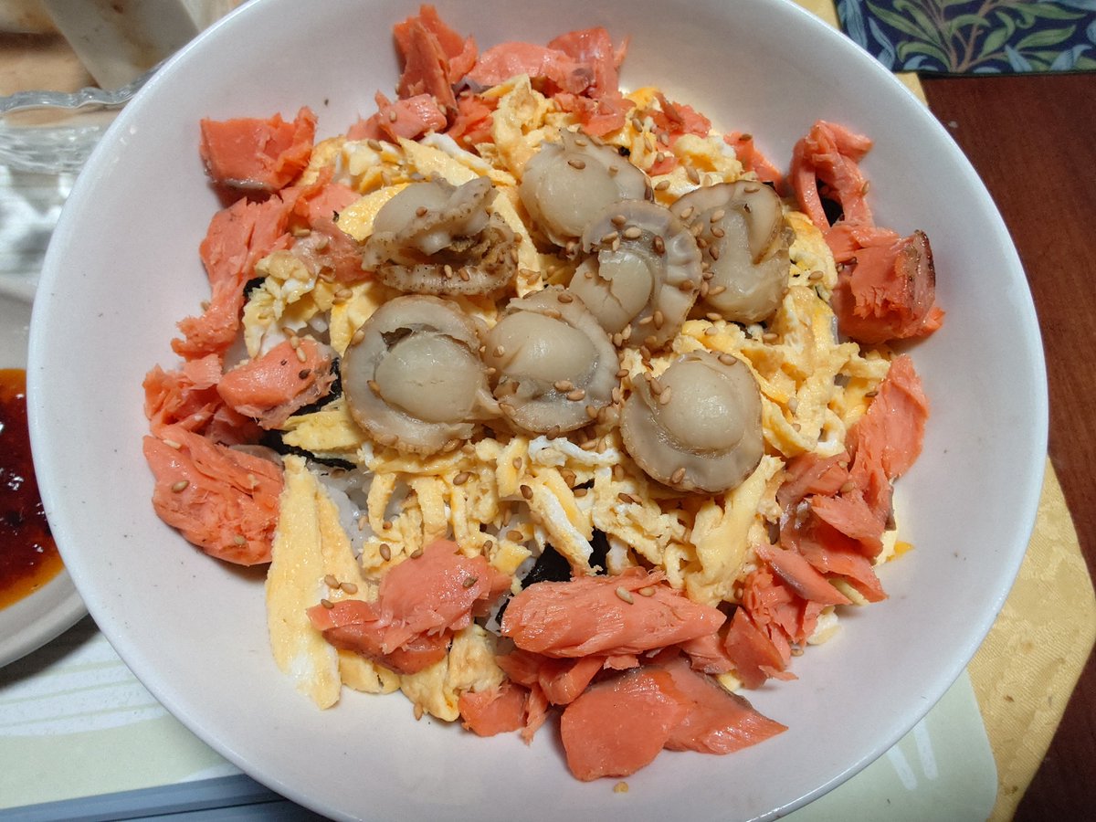 HHitoshi7's tweet photo. 海の他人丼的な丼（鮭とホタテ） https://t.co/5N7FcJXGPp