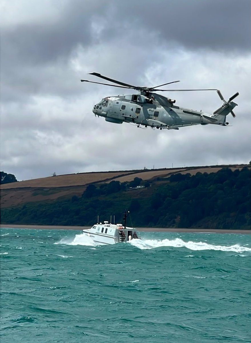 DartmouthBRNC's tweet photo. The Final Exercise continues…
#FinalEndeavour 🌊
Maritime Leadership in action
Precise positioning 📍
Effective command 🗣️
Seamless teamwork 🚢🚁
#814NAS #WinchEx
#OfficerTraining
Lead🫡 Fight⚔️ Win🥇
@RoyalNavy
@RNASCuldrose
@RNJobsUK https://t.co/kAZbYoiFpO