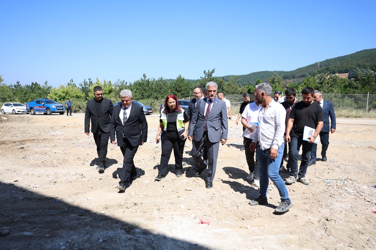 duzce_valiligi's tweet photo. 📍 Kaynaşlı - Sarıçökek Mahallesi

Valimiz Sayın Mehmet Makas (@makasmehmet34), Sosyal Konut Hamlesi kapsamında başlatılan 250 Bin konut yapımı çerçevesinde Kaynaşlı ilçesinde yapımı süren TOKİ evlerinde incelemelerde bulundu. 

Kaynaşlı Kaymakamı Kemal Sefa Gökmenoğlu, Kaynaşlı Belediye Başkanı Efdal Altundal, Çevre, Şehircilik ve İklim Değişikliği İl Müdürü Nurhan Kartal ve protokol üyeleriyle birlikte daireleri gezen Sayın Valimiz, yüklenici firma ve yetkililerden projedeki son durum hakkında bilgi aldı. 

Sayın Valimiz, 9 bloktan oluşan 109 dairenin hak sahiplerine hayırlı olması temennisinde bulundu.