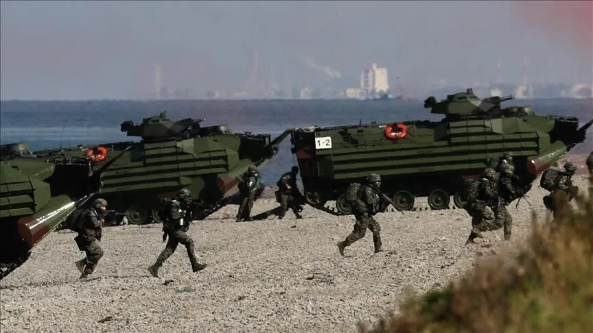 visegrad24's tweet photo. 🇹🇼 Taiwan has launched its largest annual Han Kuang military exercise, simulating a Chinese maritime blockade and full-scale invasion.

The 10-day live-fire drills (August 5–14) involve over 20,000 troops and a record number of reservists defending critical infrastructure, dispersing fighter jets, and conducting emergency naval deployments.

14 cities are reducing mobile data speeds to 1% capacity for short periods to test communication blackouts, while civilian factories rehearse relocating weapons production lines.