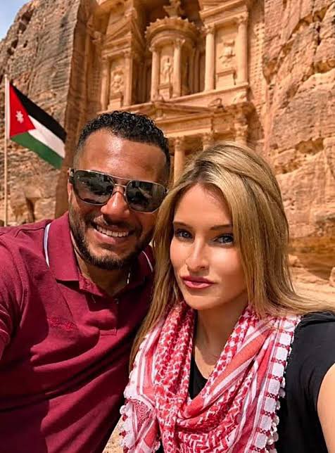 Guigz75116's tweet photo. Une Américaine d’origine irlandaise, héritière d’un million de dollars, militante pro-Palestine, rencontre un demandeur d’asile jordanien lors d’une manif « Free Palestine ».

Elle l’accueille, le présente comme son « amour sécurisant », poste des selfies souriants avec lui et le chien.

Quelques mois plus tard, sa fille de 13 ans rentre à la maison et découvre le corps de sa mère étouffée et battue à mort avec le couvercle des WC.

Le « petit ami migrant » a déjà pris le car pour Dublin à 4h30 du matin, puis l’avion pour Istanbul, puis la Jordanie.

Il est en détention là-bas. L’Irlande n’a pas de traité d’extradition.

On nous avait dit que l’amour n’a pas de frontières.

On nous avait dit que la diversité enrichit.

On nous avait dit que s’opposer à ce genre de relation, c’était du racisme.

Résultat : une femme morte, une gamine traumatisée à vie, un suspect qui a filé avant même que les policiers soient alertés.

Continuez à traiter de « fachos » ceux qui voient le problème.

Continuez à célébrer les « rencontres interculturelles ».

Voilà le résultat concret de la compassion sélective, du « love is love » sans filtre et de l’ouverture des frontières à coups de 10 livres sterling..

Le prochain couvercle de WC attend déjà.
