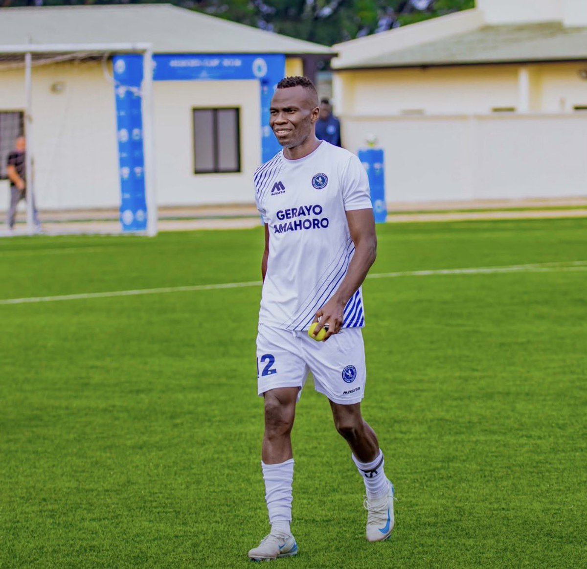 JoshuaOpioug's tweet photo. Your game inspired me ,I followed you from childhood ,I escaped on foot from Kitovu to Nyendo to go and watch your beautiful Game ,❤️❤️🥰Thank you Arnold for the beautiful smiles you put on Ugandan faces .wishing you a lovely Retirement @ArnoldOkwi https://t.co/keqQgd9Mla
