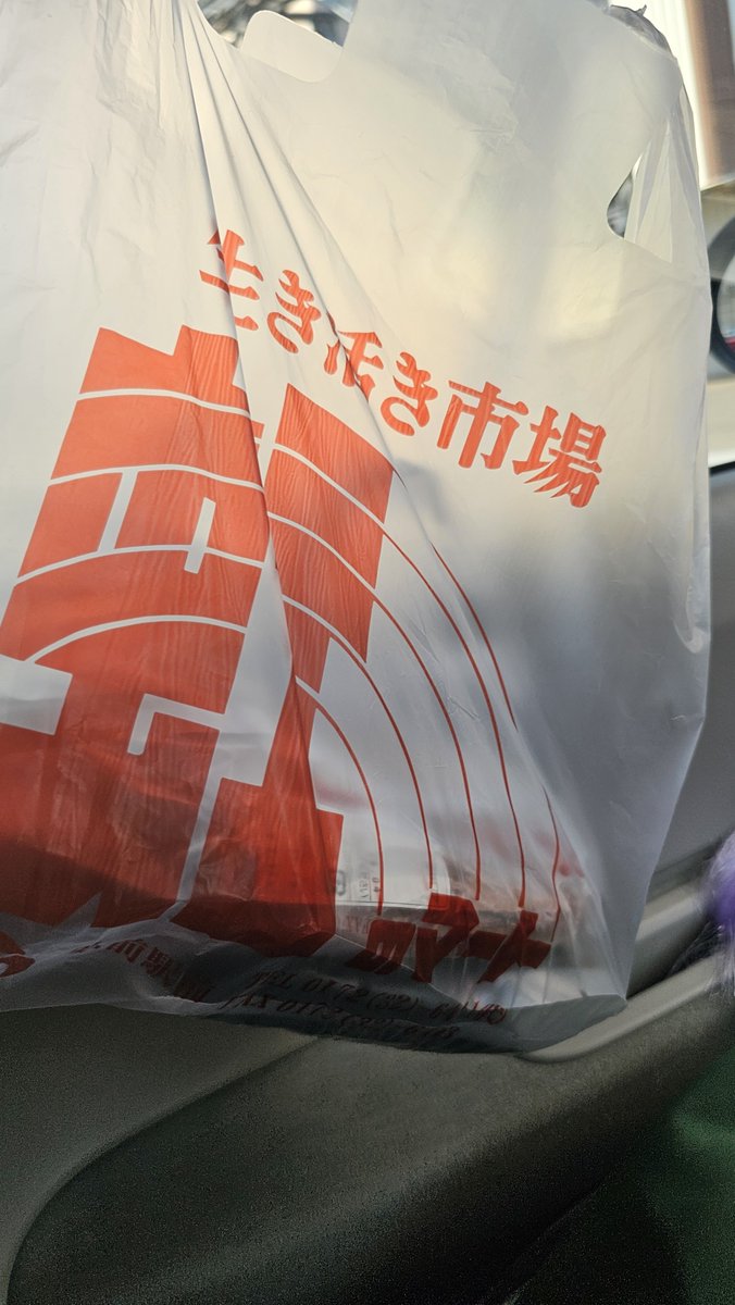n_kusu's tweet photo. 青森最後の夜〜！
地元の友達と焼肉行って昔話に花咲かせて虹のマート寄って
夜は地元飯！ https://t.co/grpL1gIwsM