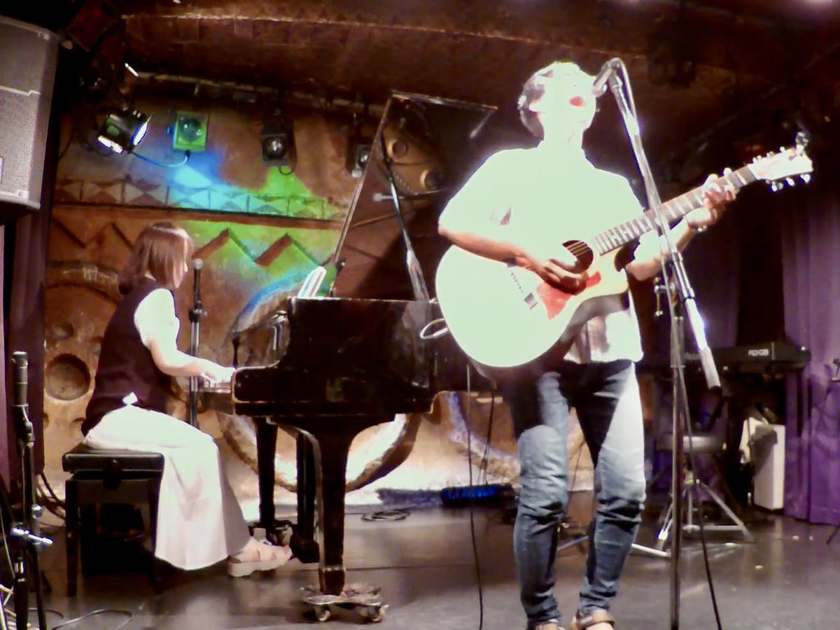 m_k_midori's tweet photo. 改めまして、ものくろみどり🌱です。
Vo.&amp;Gt.石尾祥馬、Key.みさ。アコースティックユニットです。
昨日オープンマイクに参加し、いよいよ始動いたしました。どうぞよろしくお願いいたします！ https://t.co/kaDPZckQ82