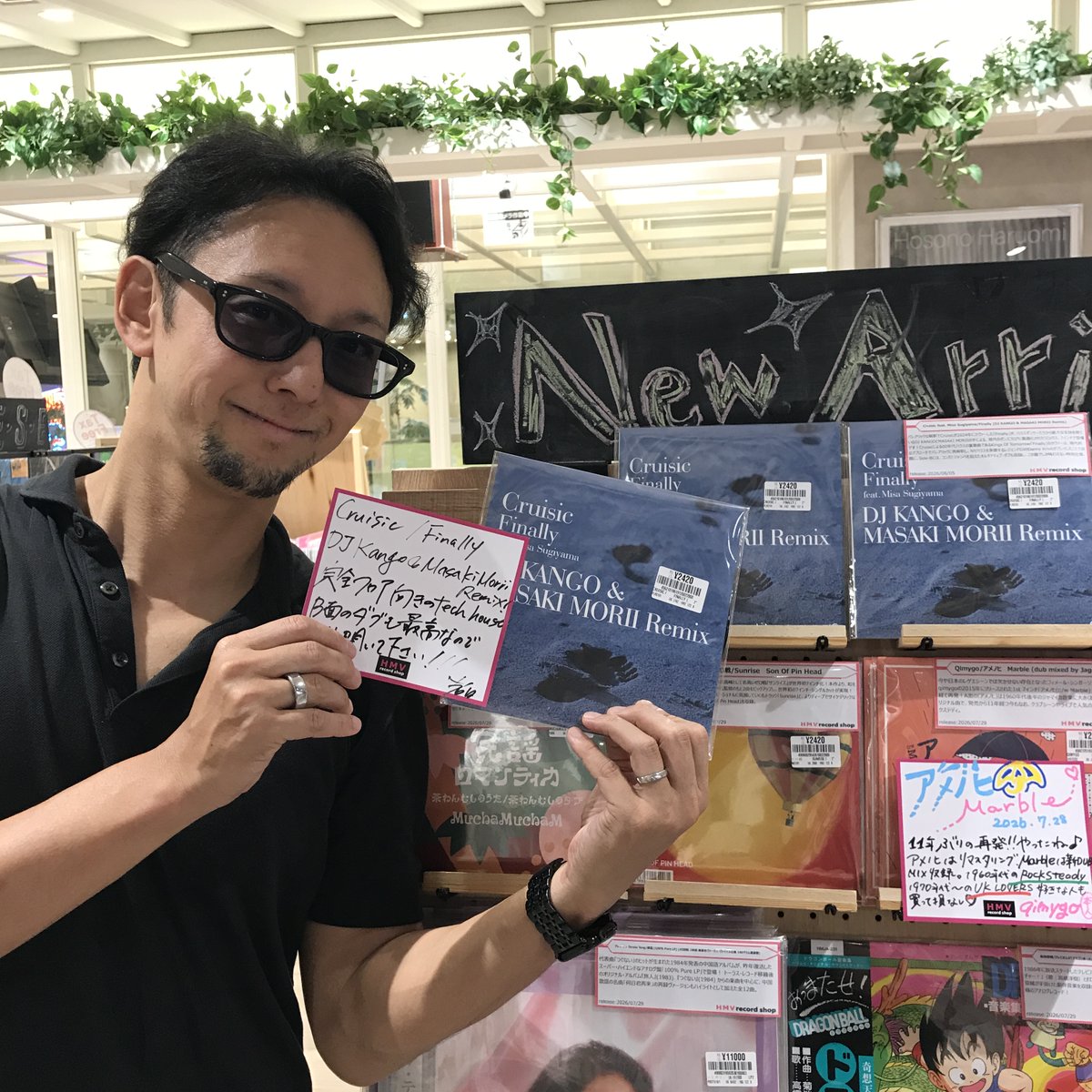 HMVrs_shinjuku's tweet photo. ✨アーティスト様ご来店✨

本日７インチEPをリリースされたCruisicの岩田幸也さまがご来店♪

Cruisicによる00年代ハウスの重要曲であるKings Of Tomorrow「Finally」のカヴァーは、現代的なアプローチでバレアリックに再解釈し、NYハウスを象徴するレジェンドDJのDanny Krivitがプレイしたことで話題に。Side-Bには、コンガとジャンベを加えたオルタナティブ・ダブも収録し、この盤でしか味わえない特別仕様となっています！

https://t.co/QwHHqxp7Gd