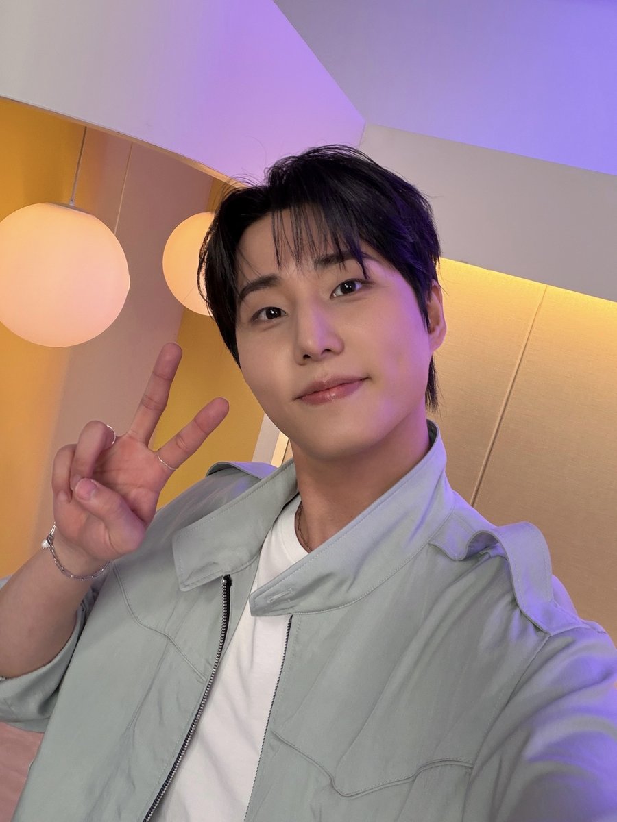 day6official's tweet photo. [ #DAY6_BEHIND ]

오늘 유인라디오도 잘 봤어요 My Day~?
도란도란 알찬 대화로 가득했던 즐거운 시간 😸✌️

#DAY6 #데이식스
#YoungK #영케이
#유인라디오 https://t.co/y5dzTPNGRP