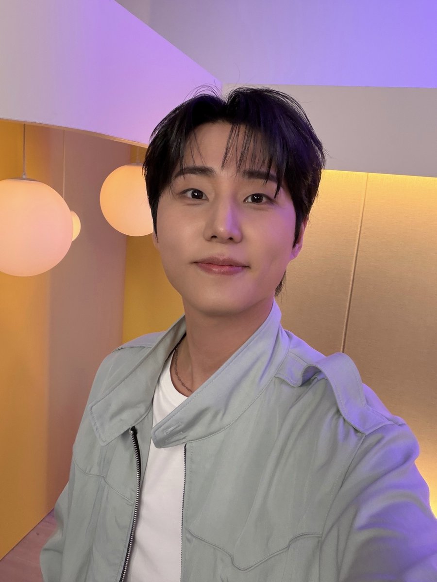 day6official's tweet photo. [ #DAY6_BEHIND ]

오늘 유인라디오도 잘 봤어요 My Day~?
도란도란 알찬 대화로 가득했던 즐거운 시간 😸✌️

#DAY6 #데이식스
#YoungK #영케이
#유인라디오 https://t.co/y5dzTPNGRP
