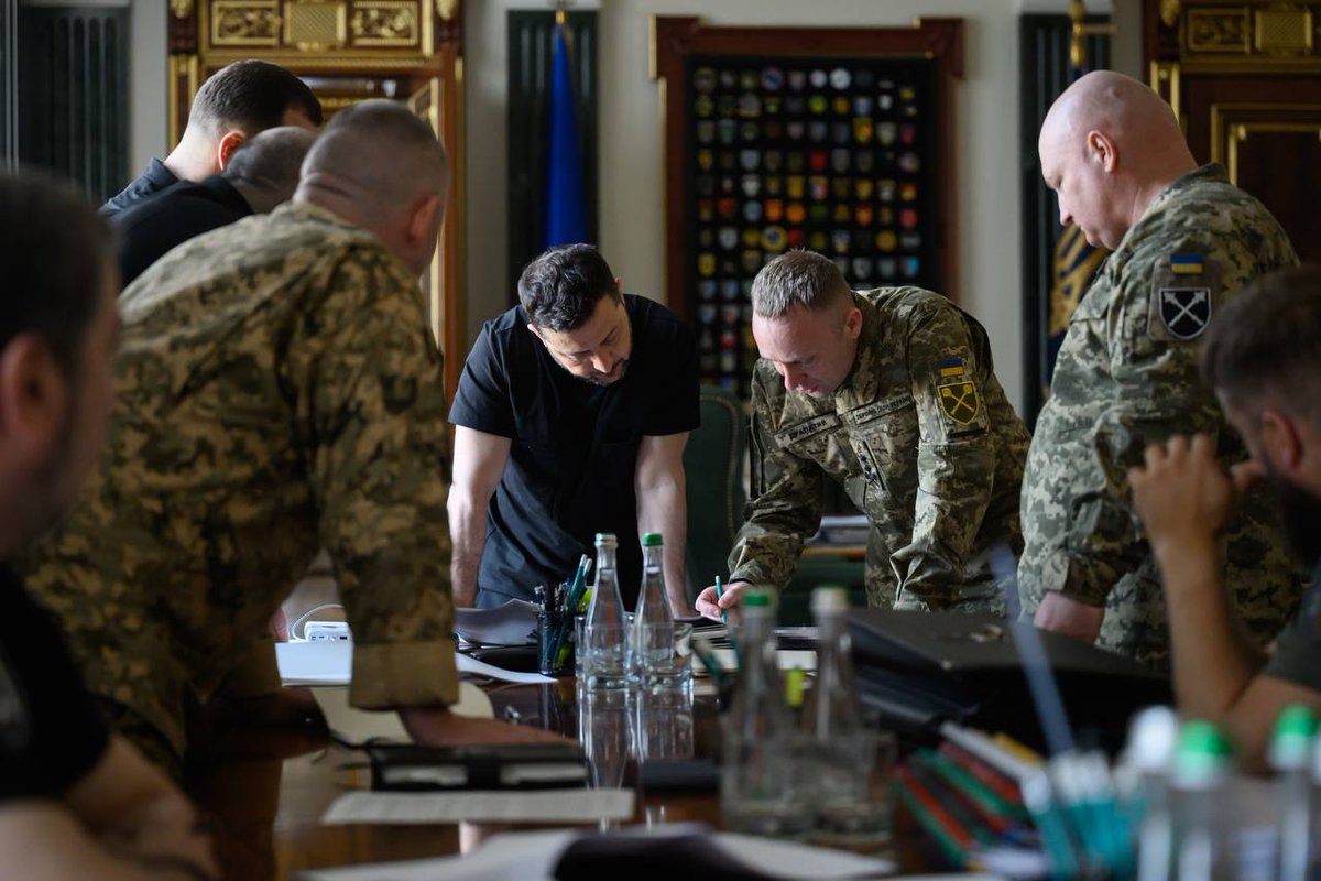 clashreport's tweet photo. Zelensky:

This year, unfortunately, the supply of anti-ballistics from partners has significantly decreased. 

The number of missiles for air defense in supply has fallen threefold, compared to 2025.

The partners have the missiles. https://t.co/coAtwU6loY