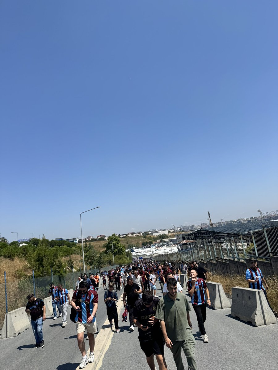 iki0bir's tweet photo. İstanbul havalimanı çıkışı her yer ❤️💙 https://t.co/mS7lionMOQ