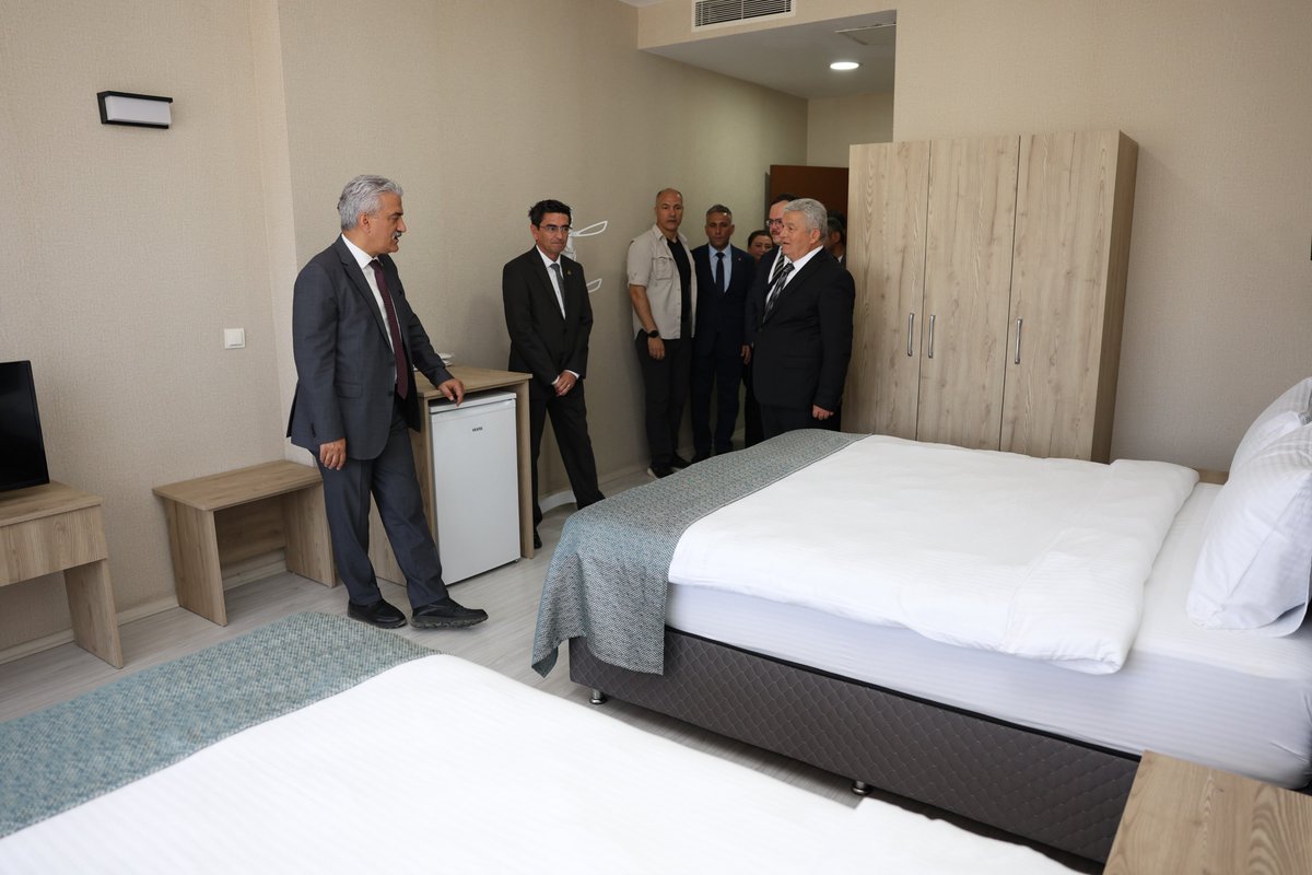 duzce_valiligi's tweet photo. 📍Kaynaşlı - Şimşir Mahallesi

Valimiz Sayın Mehmet Makas (@makasmehmet34), Karayolları Kaynaşlı Misafirhanesini ziyaret etti. 

Karayolları 4. Bölge Müdürlüğü'ne bağlı Kaynaşlı Otoyol Bakım İşletme Şefliği bünyesinde bulunan ve yerel imkanlarla restore edilerek hizmete alınan tesisi, Kaynaşlı Kaymakamı Kemal Sefa Gökmenoğlu, Kaynaşlı Belediye Başkanı Efdal Altundal ve protokol üyeleriyle inceleyen Sayın Valimiz, İşletme Şefi Ahmet Dulkadir’den bilgi aldı. 

Sayın Valimiz, vatandaşlarımıza hizmet verecek tesisin hayırlı olması temennisinde bulundu.
